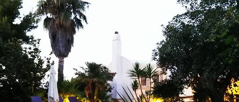 Piscine extérieure (ouverte en saison), parasols de plage