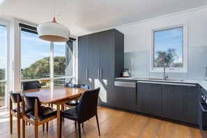 House, 3 Bedrooms, 2 Bathrooms, Bay View | Private kitchen | Full-size fridge, microwave, oven, stovetop - The Blairgowrie Glasshouse (Blairgowrie)