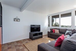 Casa, 3 habitaciones, 2 baños, vista a la bahía | Área de sala de estar | Televisión de pantalla plana y chimenea