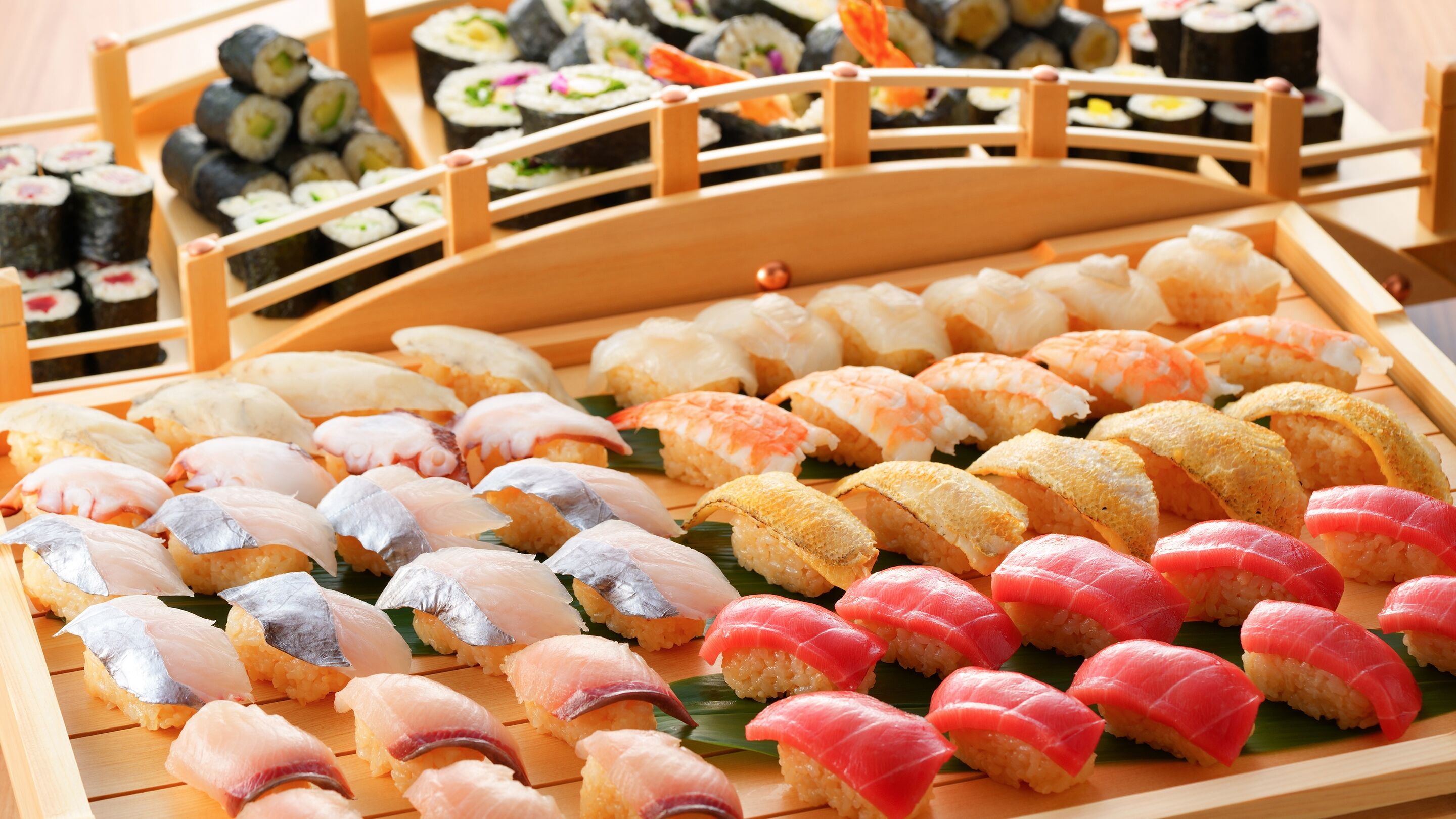 Une variété de sushis présentés sur un plateau en bois.