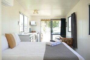 Traditional Studio Suite, 1 Double Bed | Free WiFi, bed sheets - Whakatane Holiday Park (Whakatane)