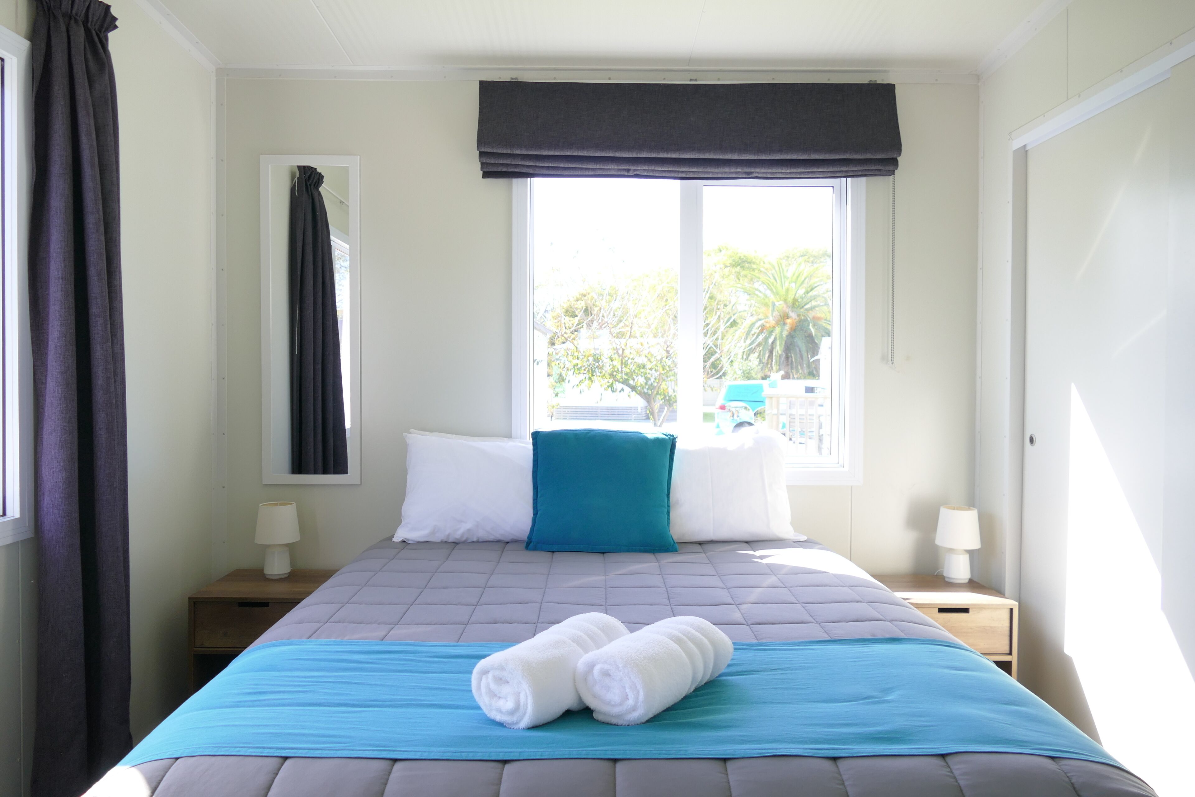 Premium Single Room, 1 Queen Bed, Non Smoking, Private Bathroom