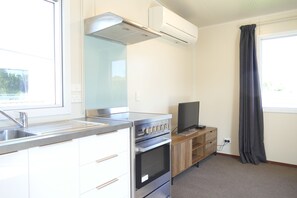 Premium Single Room, 1 Queen Bed, Non Smoking, Private Bathroom | Private kitchen | Shared fridge, microwave, toaster, cookware/dishes/utensils