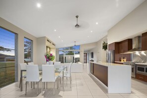 Luxury House, Multiple Beds, Non Smoking | Private kitchen | Fridge, microwave, oven, stovetop - Whitsunday Views (Airlie Beach)