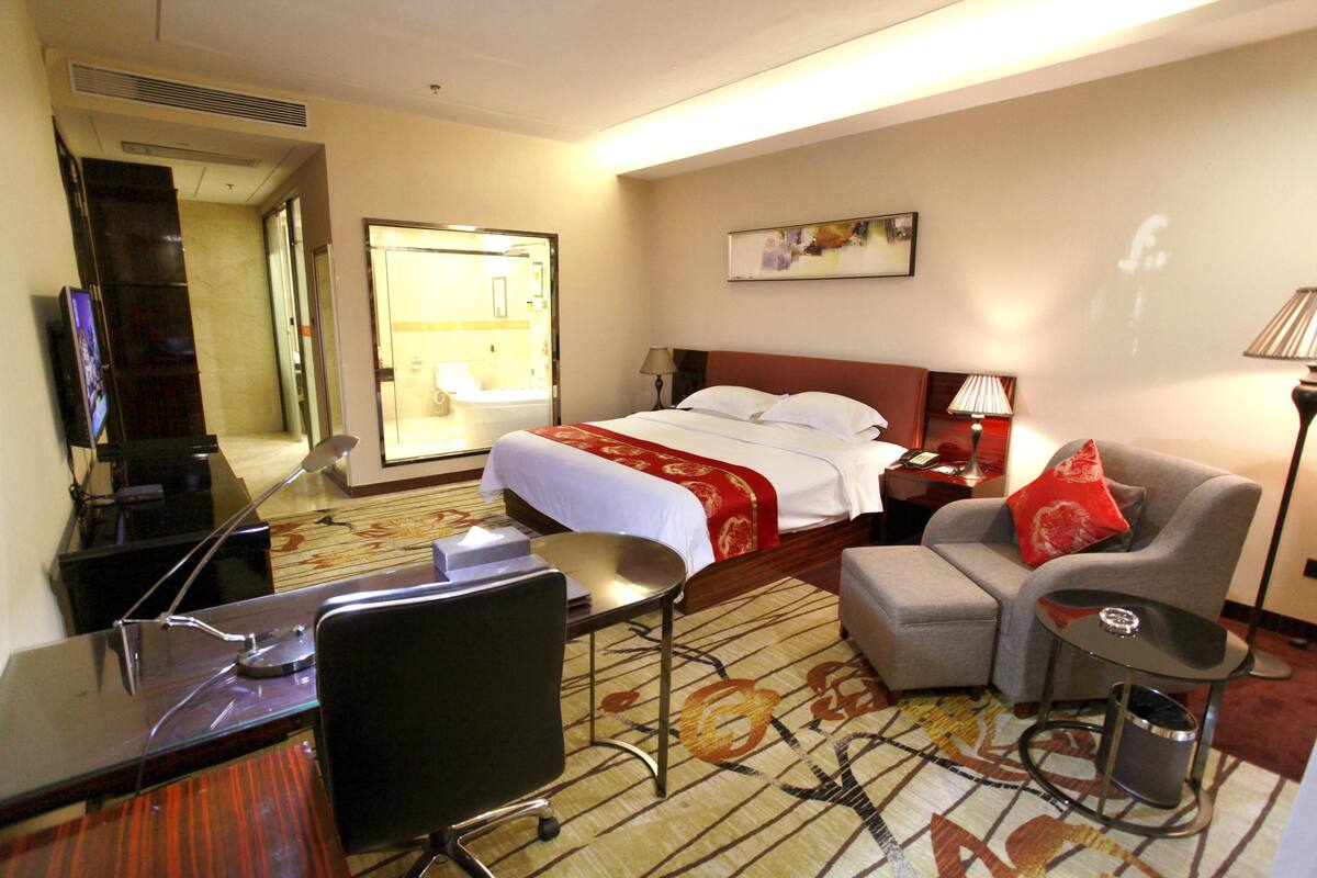 Executive Suite | Desk, blackout drapes, rollaway beds (surcharge), WiFi (free)