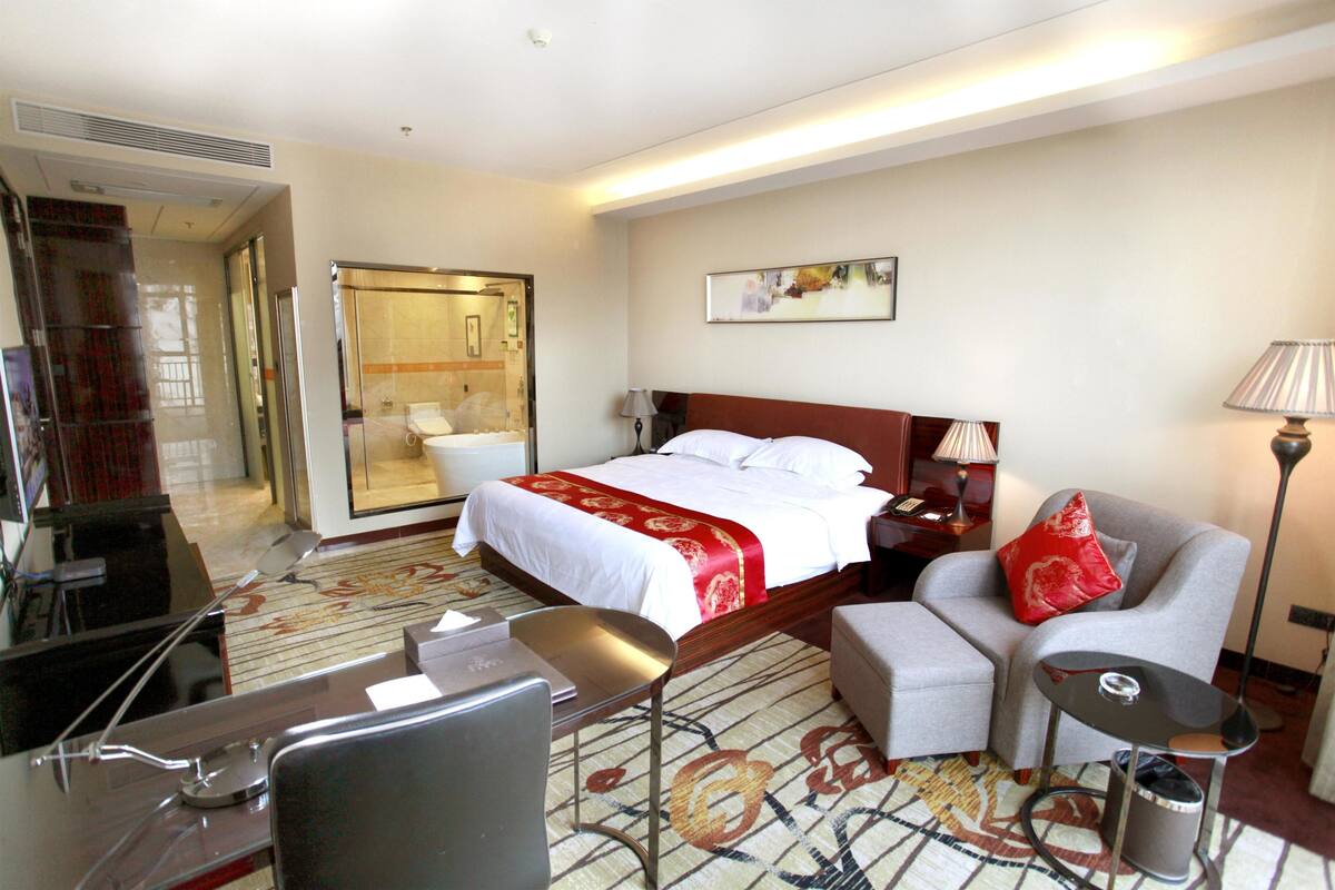 Honeymoon Room | Desk, blackout drapes, rollaway beds (surcharge), WiFi (free)