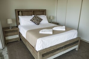 Appartement, 1 grand lit, non-fumeur | 1 chambre, fer et planche à repasser, accès au Wi-Fi (inclus)