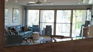 Unclassified image, 3 of 17, button - Le Jarden Vue du Port (Airlie Beach)