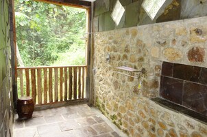 Chuveiro, toalhas de banho