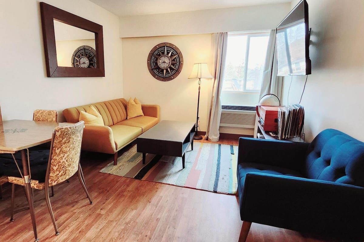 Familie suite, 1 slaapkamer | Woonruimte | Een 42-inch ledtelevisie met kabelzenders en een televisie