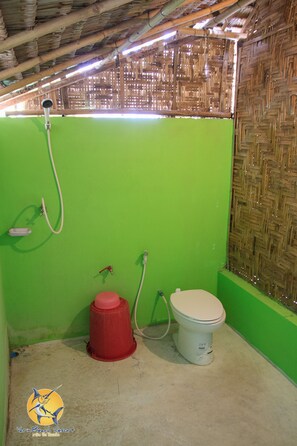 Bamboo Bungalow with Fan | 浴室 | 淋浴設備、免費梳洗用品、提供毛巾