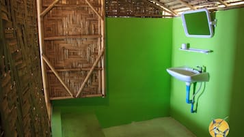 Bamboo Bungalow with Fan | Fürdőszoba | Zuhanyzó, ingyenes piperecikkek és törölközők