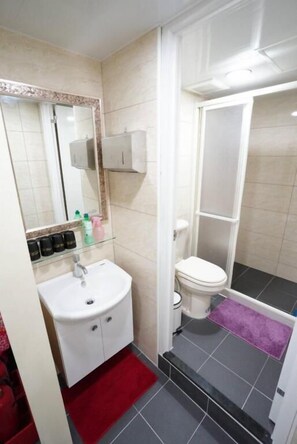Shower, hydromassage showerhead, free toiletries, slippers