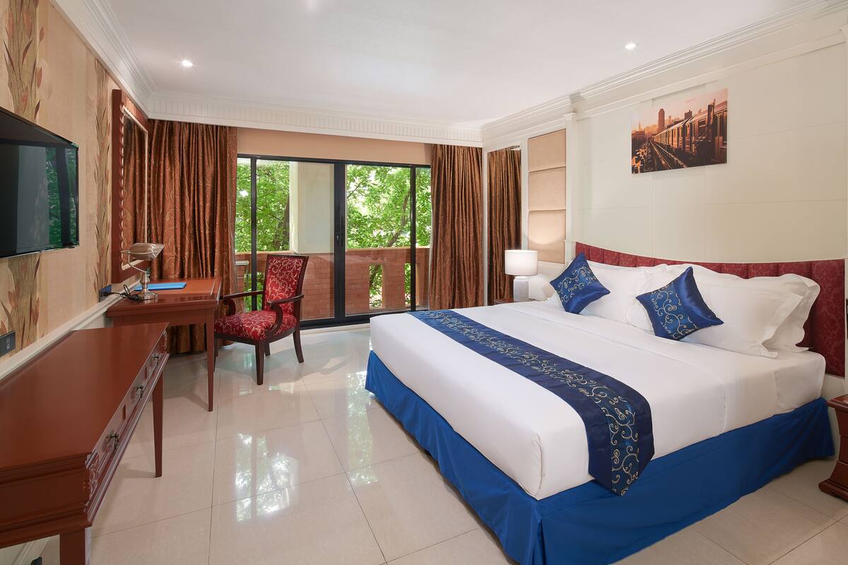 Grand Deluxe Room | Minibar, in-room safe, desk, blackout curtains