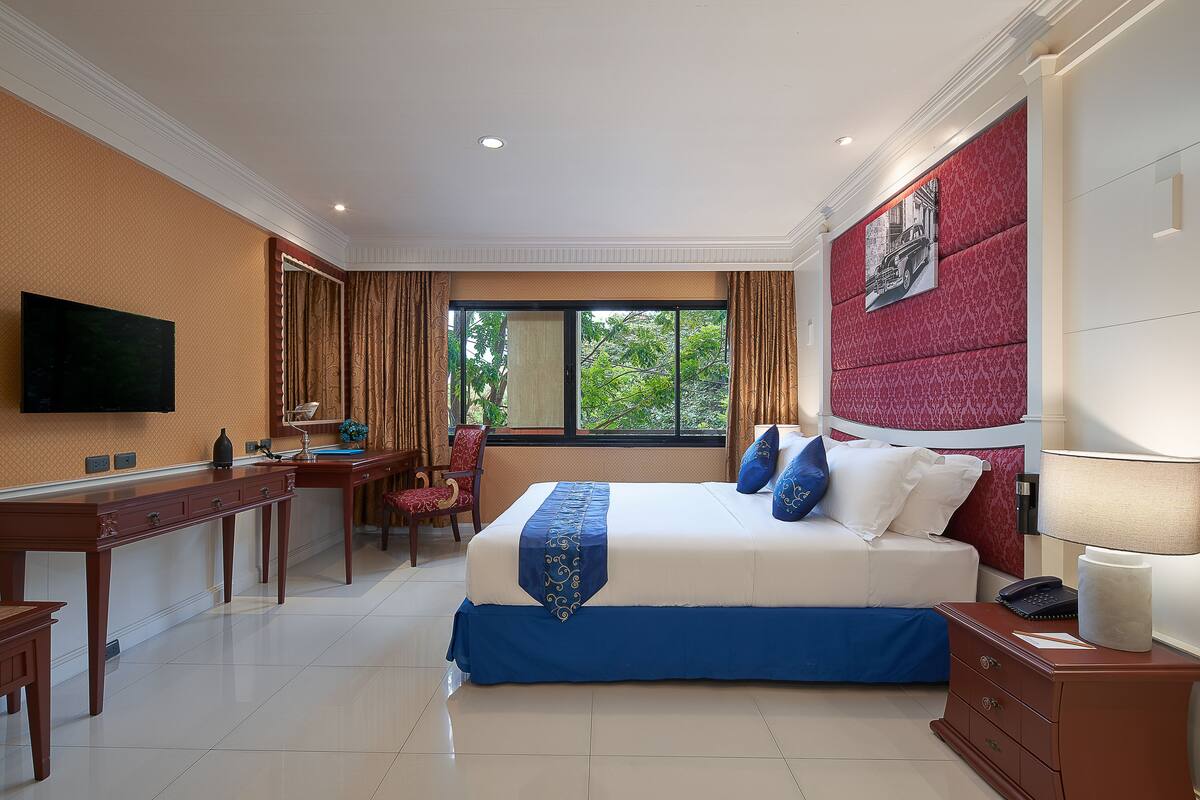 Deluxe Room | Minibar, in-room safe, desk, blackout curtains