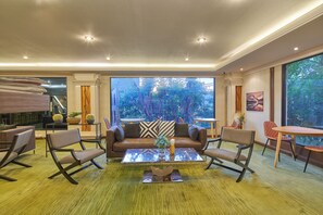 Reception - Floral Hotel · Dolphin Circle Pattaya (Pattaya)