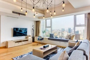 高空雙臥套房 | 書桌、遮光窗簾/窗簾、免費 Wi-Fi