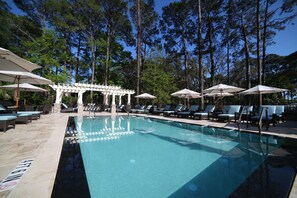 Outdoor pool, open 9 AM to 10 PM, pool umbrellas, pool loungers - The Inn & Club at Harbour Town (Hilton Head Island)