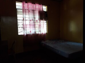 In-room safe, desk, rollaway beds, free WiFi - Jack & Claud Bed & Breakfast Guest House (Caloocan)