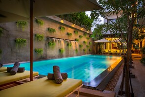 Outdoor pool, pool umbrellas, sun loungers - Gold Smith Residence (Siem Reap)