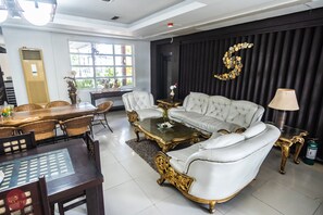 Lobby-lounge