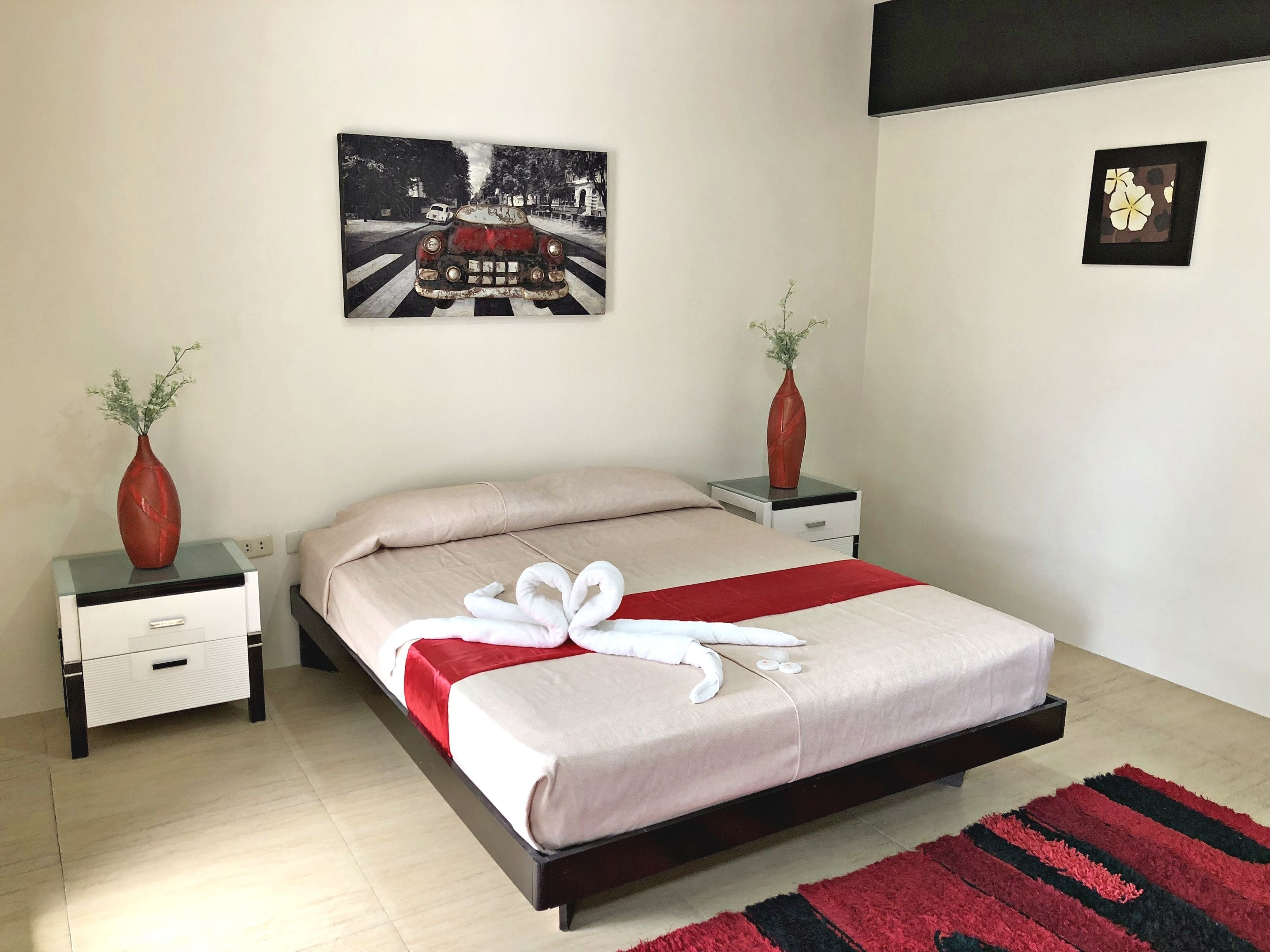 Tabla de planchar con plancha y ropa de cama 