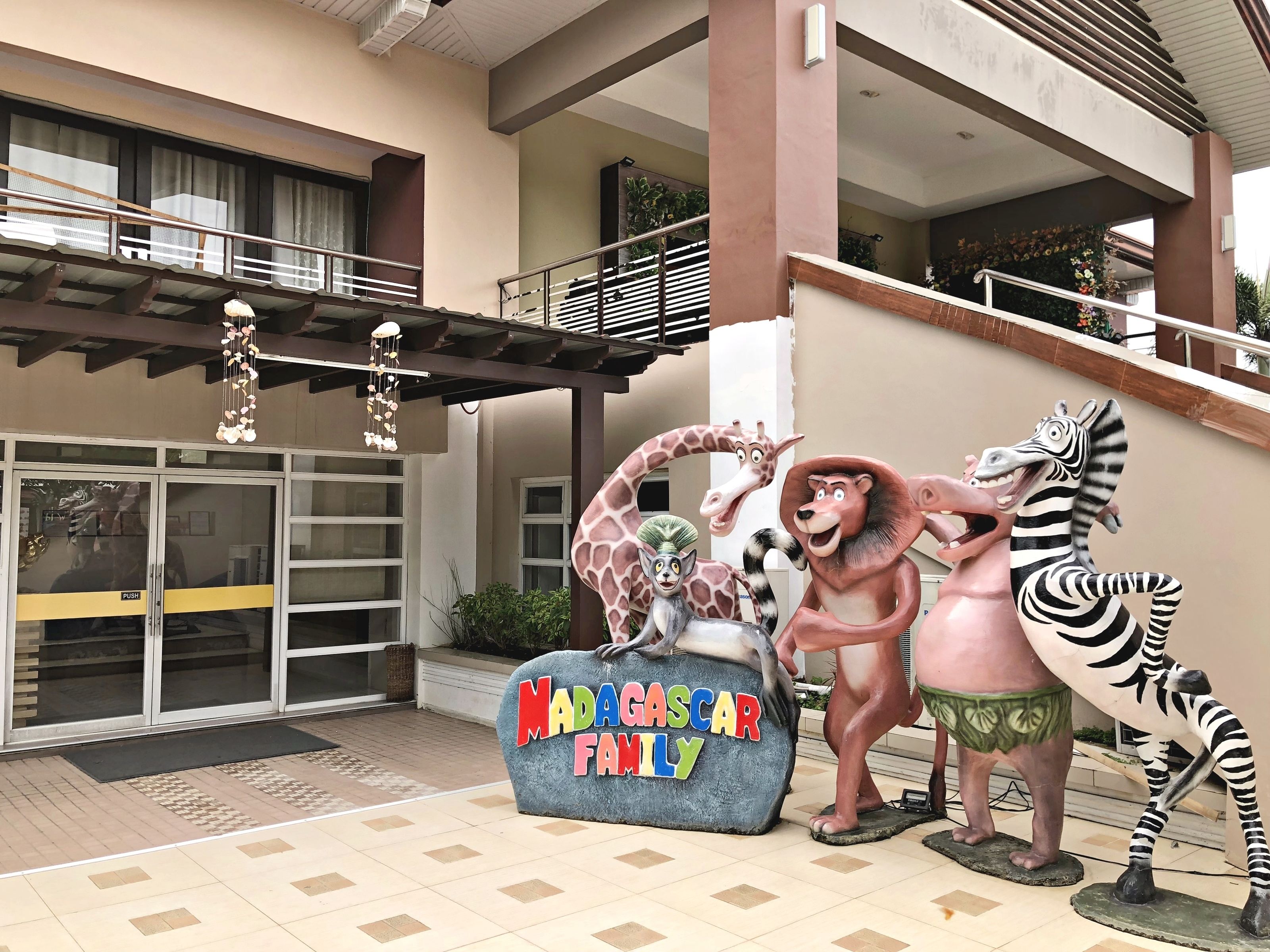 Entrada de un edificio con un letrero que dice "Madagascar Family".