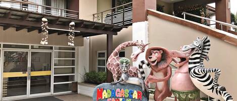 Entrada de un edificio con un letrero que dice "Madagascar Family".