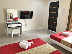 Tabla de planchar con plancha y ropa de cama 