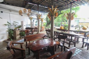 Breakfast, lunch, dinner served; local and international cuisine 