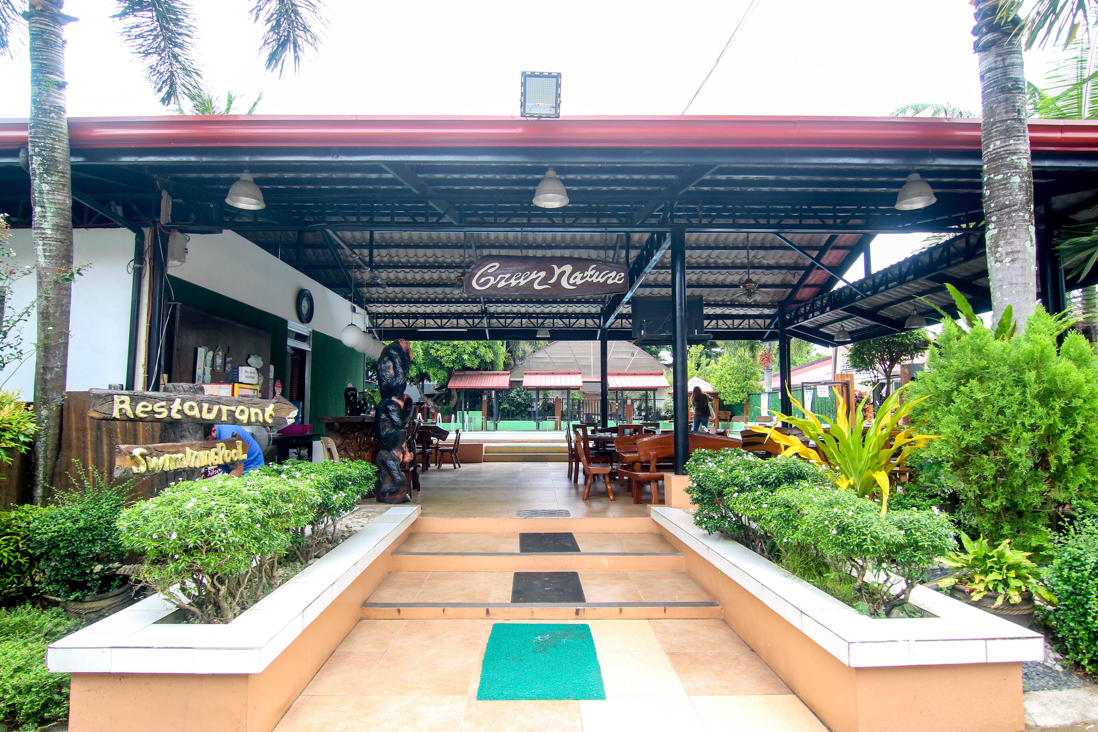 Breakfast, lunch, dinner served; local and international cuisine 