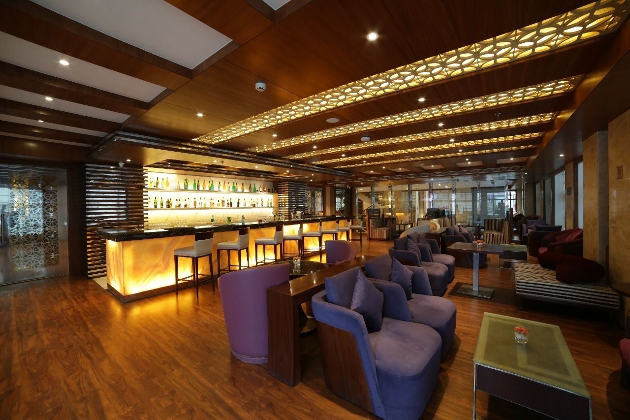 2 bars/lounges