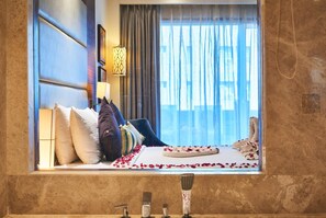 Ducha, batas, pantuflas, toallas