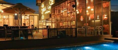 Piscine couverte, piscine extérieure, chaises longues