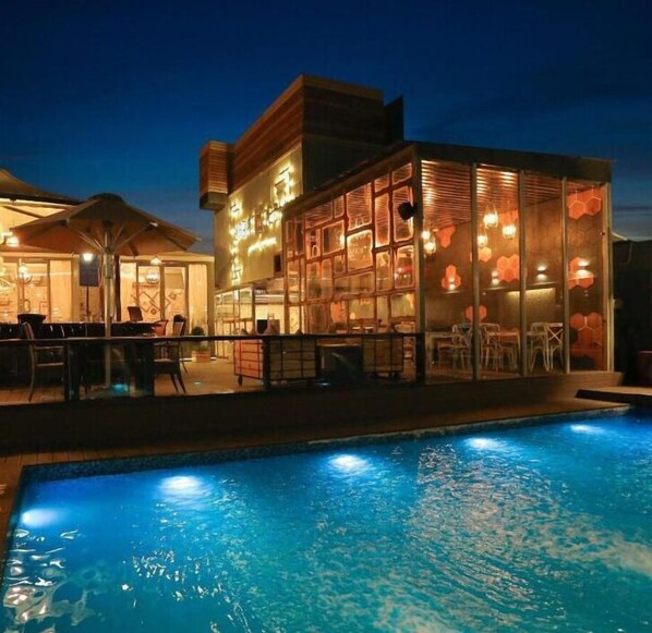 Una piscina techada, una piscina al aire libre