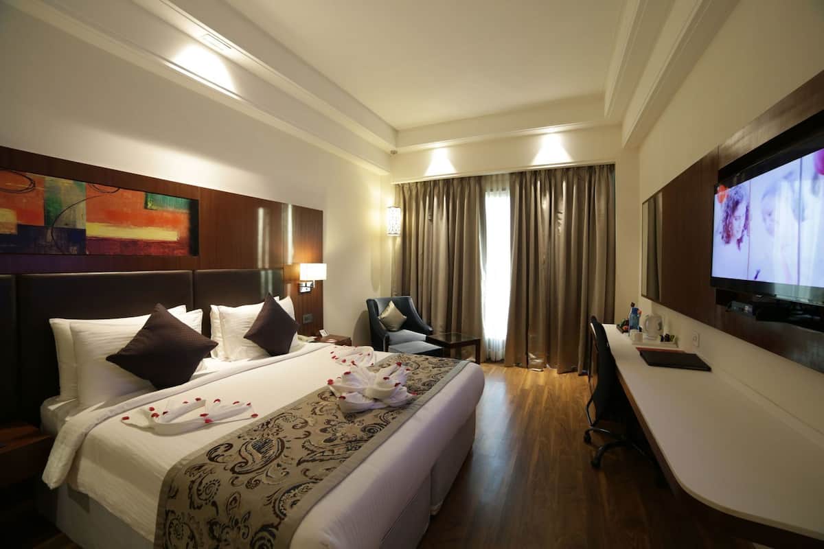 Bộ đồ giường cao cấp, minibar, két bảo mật tại phòng, bàn 