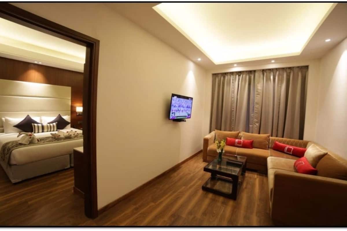 Phòng Suite Cao cấp, 1 giường cỡ king, không hút thuốc | Bộ đồ giường cao cấp, minibar, két bảo mật tại phòng, bàn 