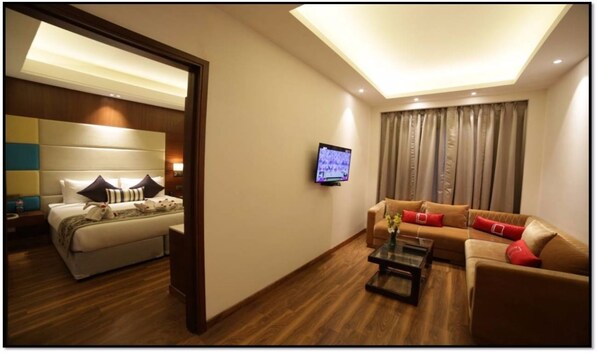 Suite de lujo, 1 cama de matrimonio grande, no fumadores | 1 dormitorio, ropa de cama de alta calidad, minibar y caja fuerte