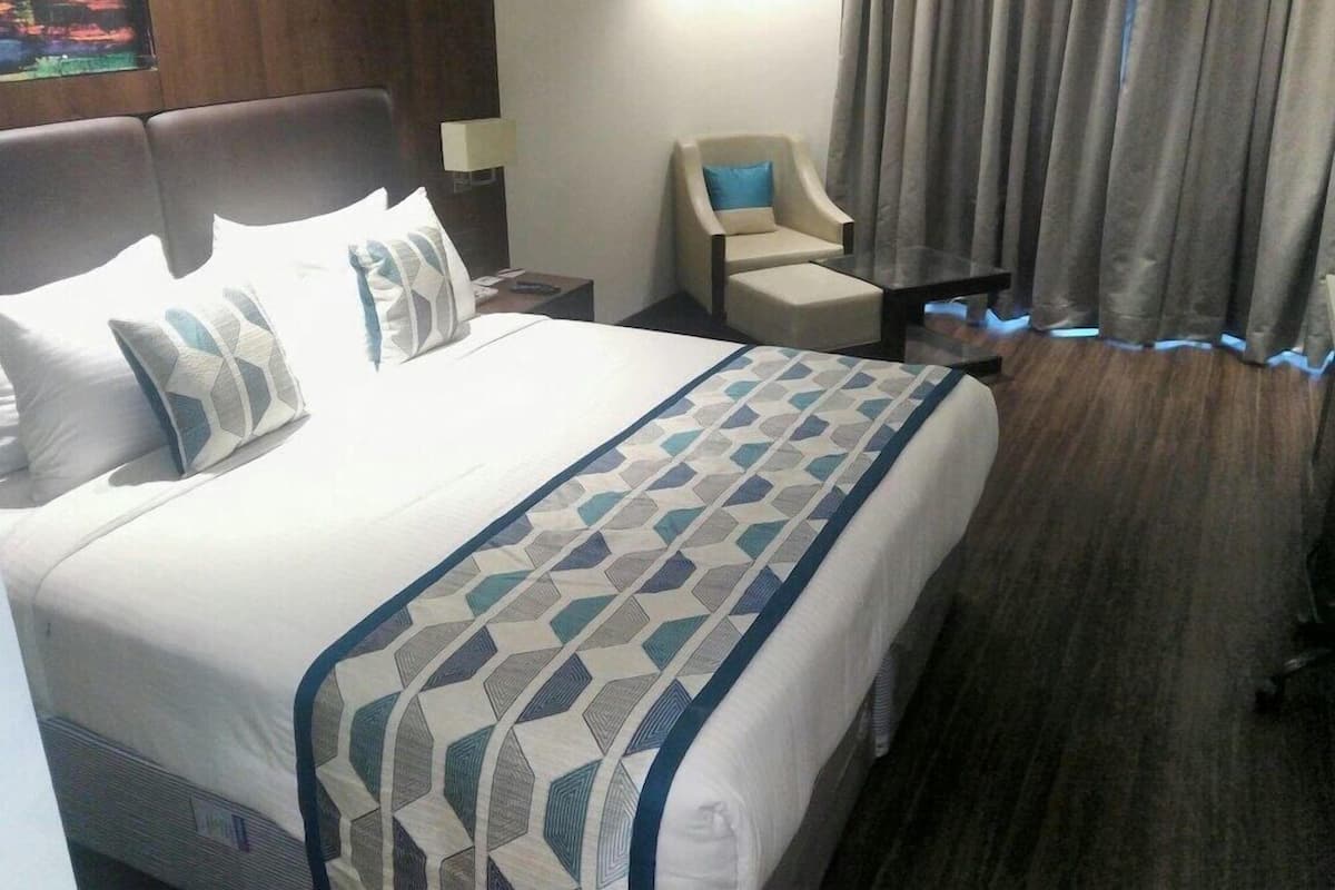 Bộ đồ giường cao cấp, minibar, két bảo mật tại phòng, bàn 