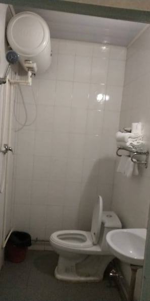 Shower, rainfall showerhead, free toiletries, hair dryer