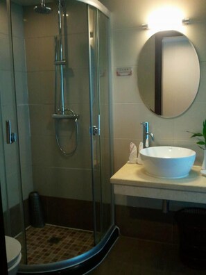Douche, articles de toilette gratuits, sèche-cheveux, chaussons