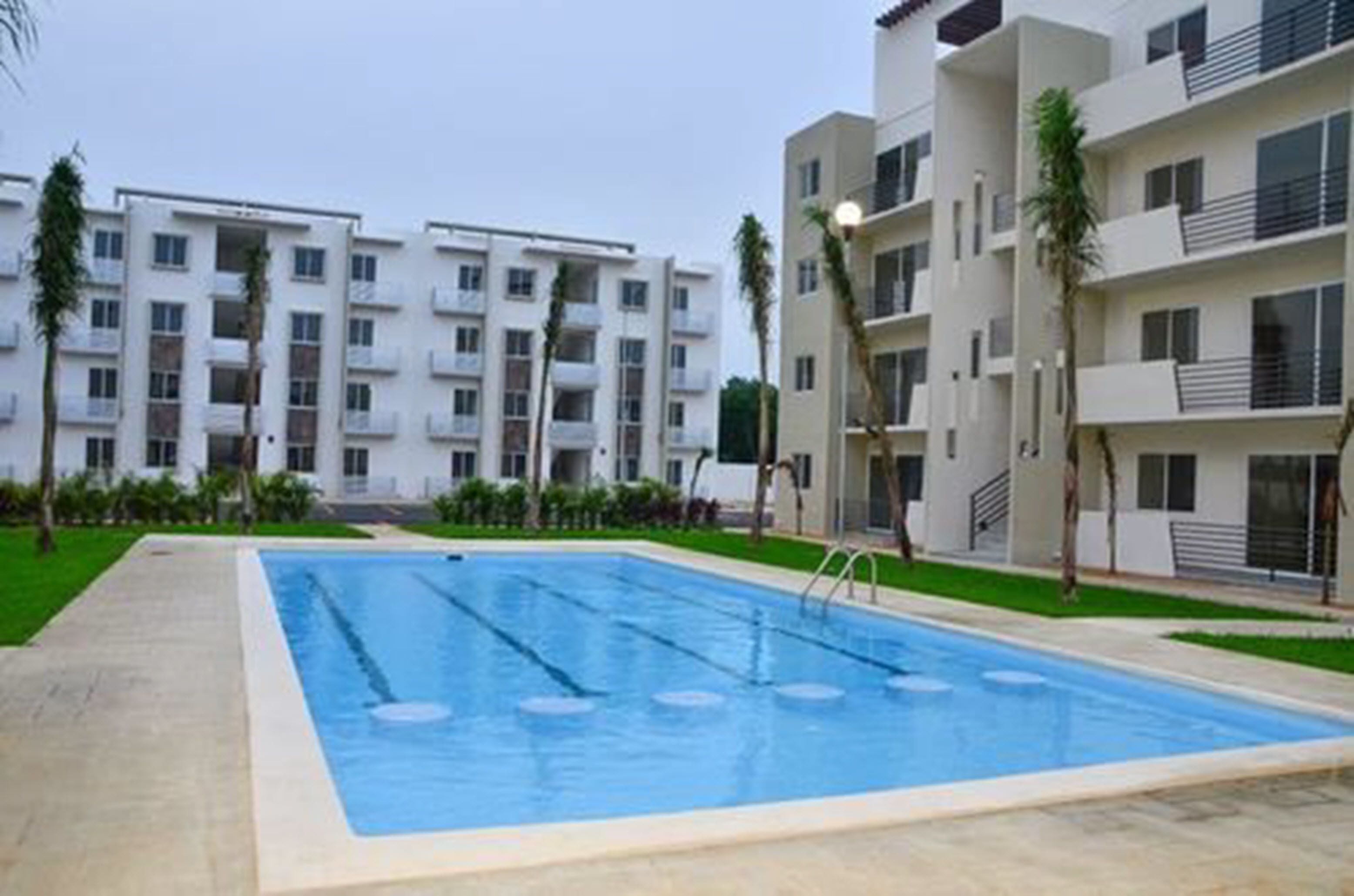 Alberca al aire libre, sombrillas en la alberca y camastros 