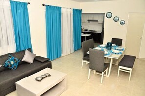Familienapartment, 3 Schlafzimmer | Wohnbereich | 42-Zoll-Flachbildfernseher mit Kabelempfang, Smart-TV
