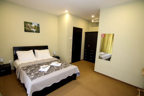 Deluxe Double Room, Balcony, Mountain View | Iron/ironing board, rollaway beds, free WiFi, bed sheets