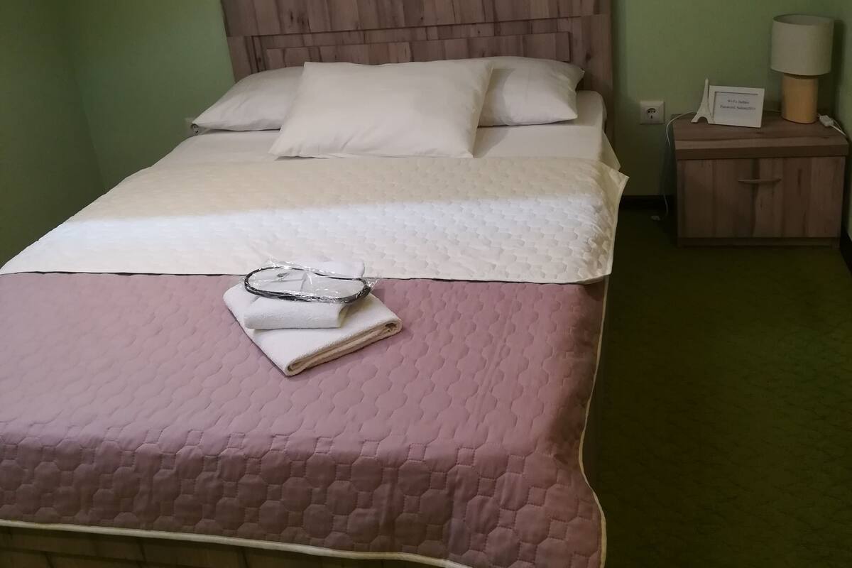 Deluxe Single Room | Iron/ironing board, rollaway beds, free WiFi, bed sheets
