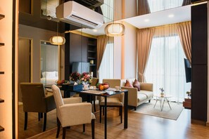 Parc Honeymoon Suite | 起居区 | 智能电视