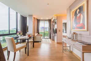 Parc Pool View Suite | Zona de estar | Una Smart TV