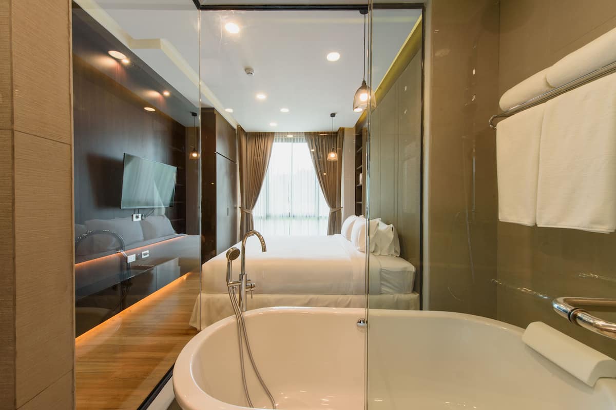 Parc Honeymoon Suite | 迷你吧、客房內保險箱、書桌、筆電工作空間