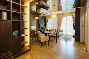 Parc Honeymoon Suite | Sala de estar | Smart TV