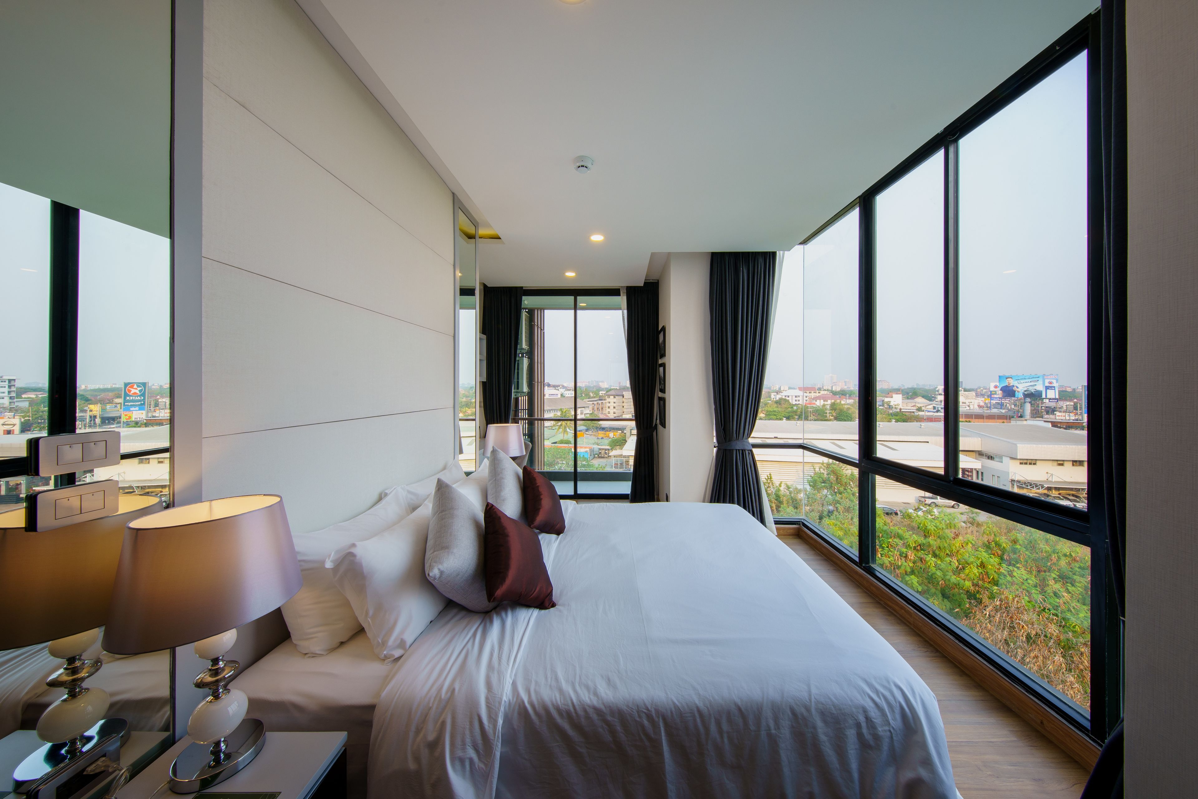 Parc President Suite | Minibar, in-room safe, individually decorated, individually furnished